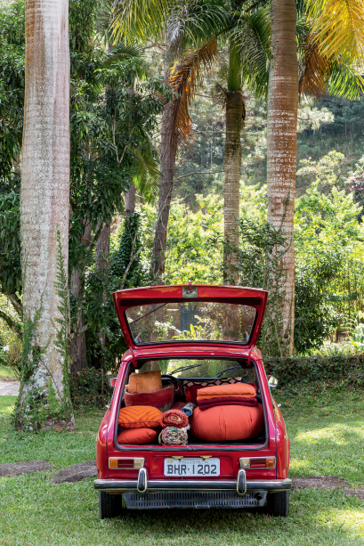 Emmanuel tem uma coleção de carros antigos, que faz parte do charme do local. Aqui, o porta-malas está recheado de peças (da Futon Company, By Kamy e Dpot Objeto) para equipar as cabanas, lá no alto do morro.