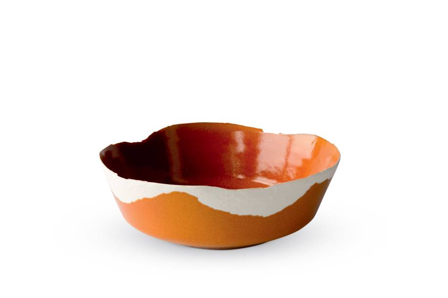 O acabamento do bowl Erosion (27 x 10 cm), do Studio Floris Wubben, é feito com lança-chamas sobre a porcelana crua. Por 286 euros.