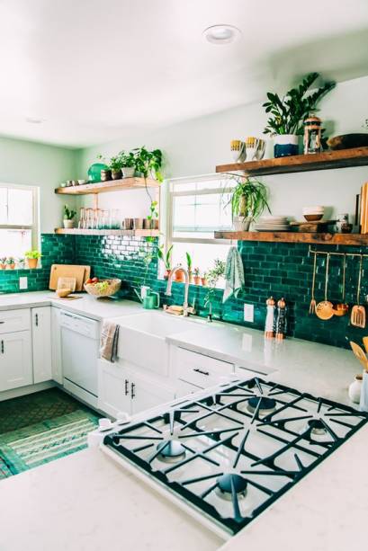 Faixas ladrilhos ou revestimentos podem dar uma repaginada na decoração da cozinha sem interferir muito.