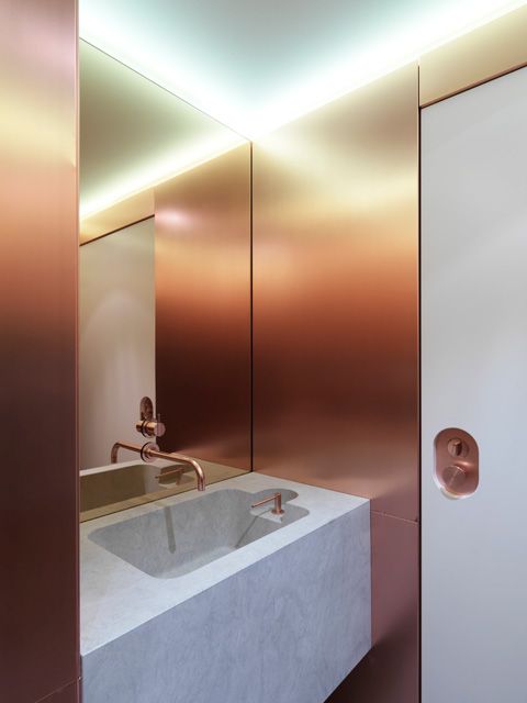 Troque os azulejos do banheiro por uma parede de cobre!