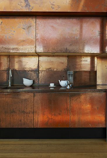 Esta parede com os armários também de cobre possui uma presença dominante na cozinha.