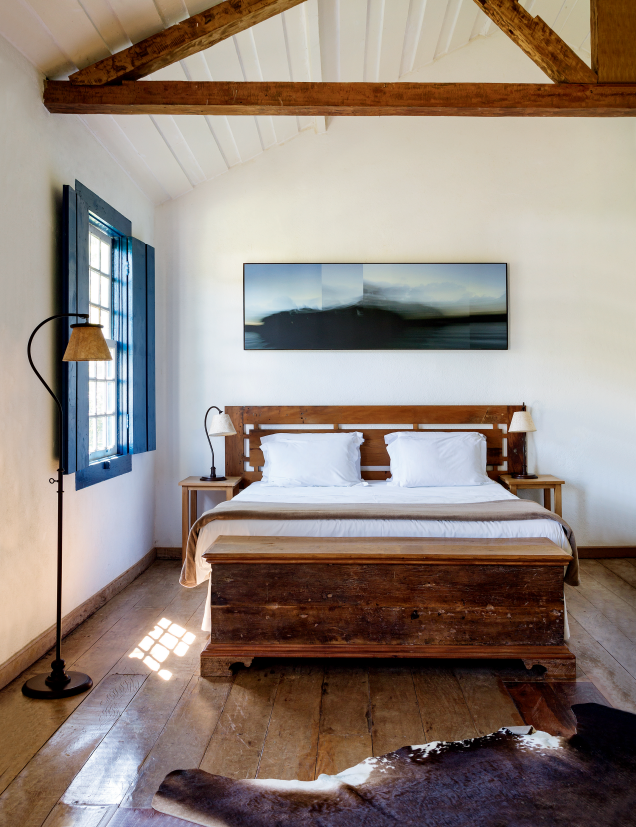 Um dos quartos de hóspedes, que mantém a identidade casual do casarão. Os lençóis são da Buddemeyer, e o quadro, da fotógrafa Fernanda Preto. Um dos quartos de hóspedes, que mantém a identidade casual do casarão. Os lençóis são da Buddemeyer, e o quadro, da fotógrafa Fernanda Preto.