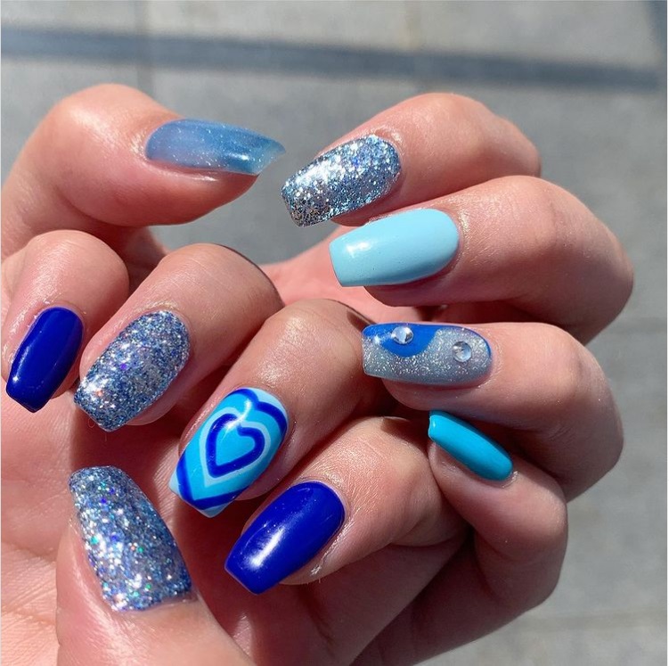 @nailsalon_artbyyou Y2K Bubble Heart Manicure