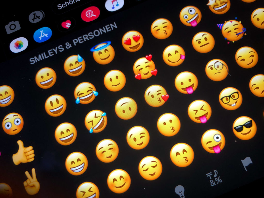 Olhos marejados e diversidade: os novos emojis que vêm por aí!