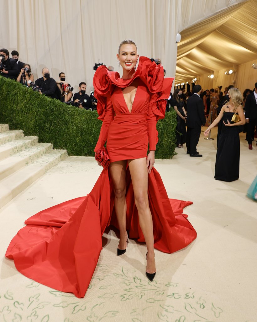 Look de vestido vermelho com calda no Met Gala 2021