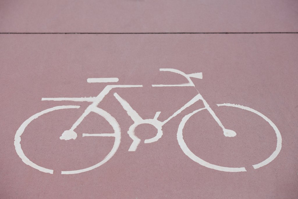 chão com o contorno de uma bicicleta