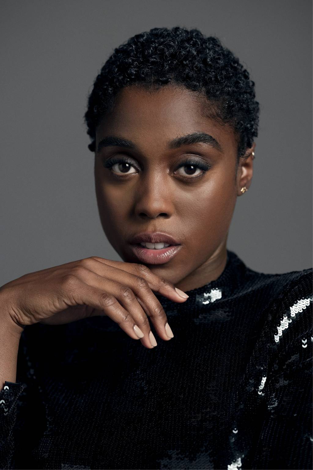 Lashana Lynch, a primeira mulher negra agente 007. Filme estreia agora