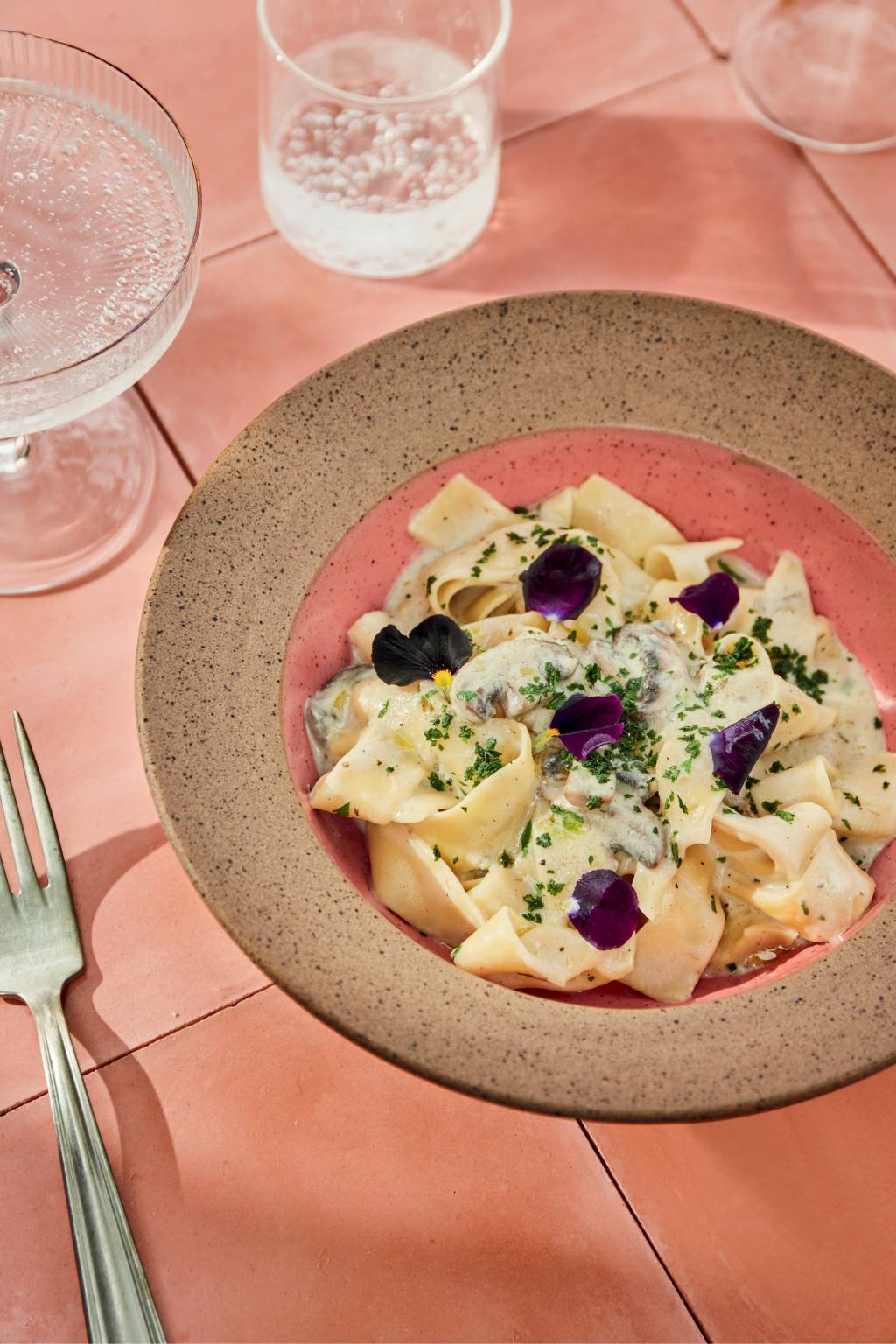 Pappardelle ao molho branco de castanha, cogumelos e ervas