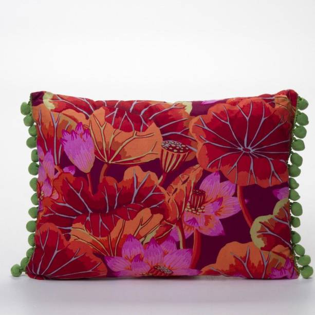 A almofada <a href="https://www.gotoshop.com.br/decoracao/CapaseAlmofadas/Almofadasdecorativas/Almofada-Versalhes-Red-Flower-27x37-Almofada-Versalhes-10607817.html?utm_source=sites&utm_medium=matéria_CC&utm_campaign=produtos&utm_content=201708">Versalhes Red Flower</a> (27x37 cm) custa R$ 160,90.