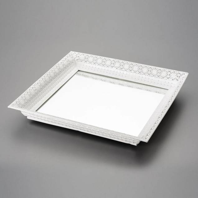 A <a href="https://www.gotoshop.com.br/UtilidadesDomesticas/Bandejas/Bandeja-Espelhada-Bon-Gourmet-Cinzelado-Azulada-40x40cm-9388831.html?utm_source=sites&utm_medium=gc_casacom&utm_campaign=gc_materia&utm_content=201705">Bandeja Espelhada Bon Gourmet Cinzelado Azulada 40x40 cm</a> custa R$185,90. A <a href="https://www.gotoshop.com.br/UtilidadesDomesticas/Bandejas/Bandeja-Espelhada-Bon-Gourmet-Cinzelado-Azulada-40x40cm-9388831.html?utm_source=sites&utm_medium=gc_casacom&utm_campaign=gc_materia&utm_content=201705">Bandeja Espelhada Bon Gourmet Cinzelado Azulada 40x40 cm</a> custa R$185,90.