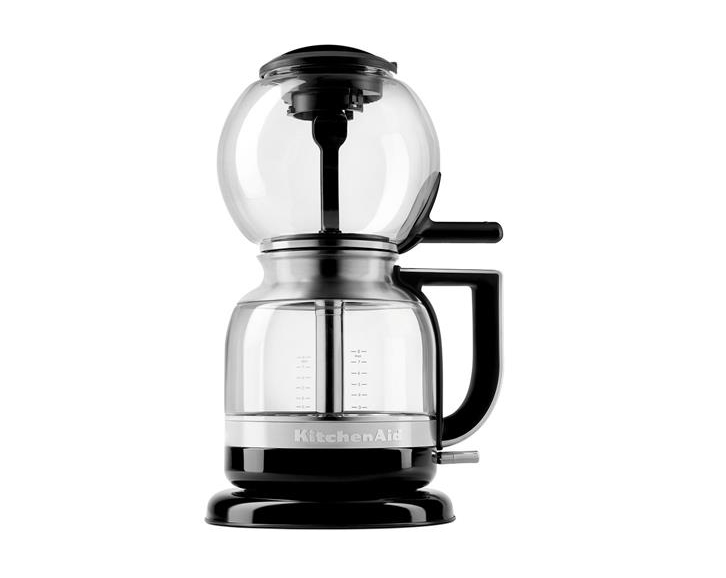 A cafeteira de sifão <a href="https://www.gotoshop.com.br/Eletroportateis/Cafeteiras/CafeteirasEletricas/cafeteira-de-sifao-kitchenaid-10467287.html?utm_source=sites&utm_medium=matéria_CC&utm_campaign=produtos&utm_content=201712">Kitchenaid</a> 127V custa R$ 1 919,88.