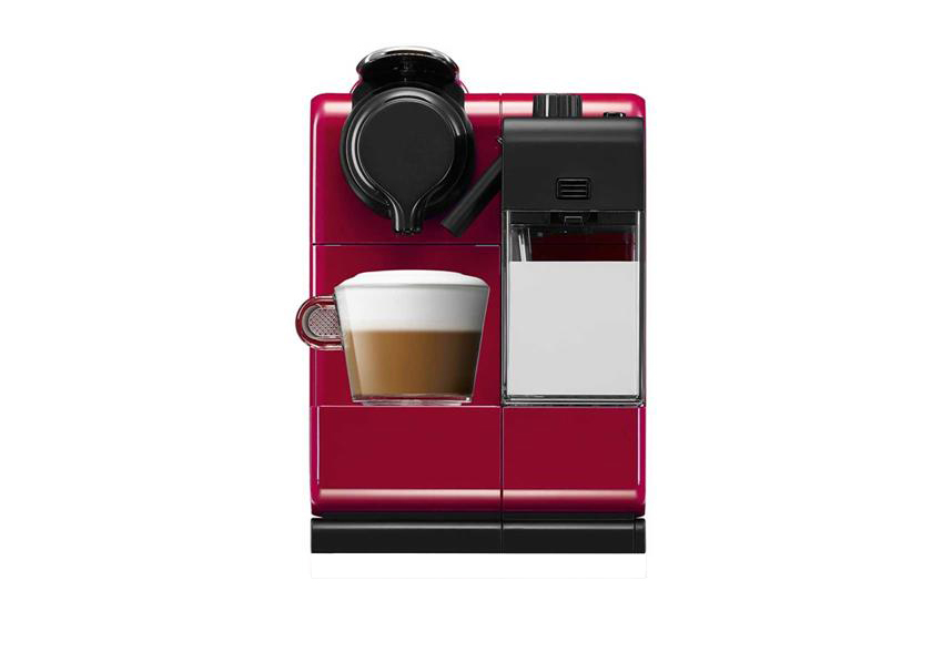 A cafeteira <a href="https://www.gotoshop.com.br/Eletroportateis/Cafeteiras/CafeteiraNespresso/cafeteira-lattissima-touch-vermelha-nespresso-6583897.html?utm_source=sites&utm_medium=matéria_CC&utm_campaign=produtos&utm_content=201712">Nespresso Lattissima Touch</a> vermelha custa R$ 1 199.