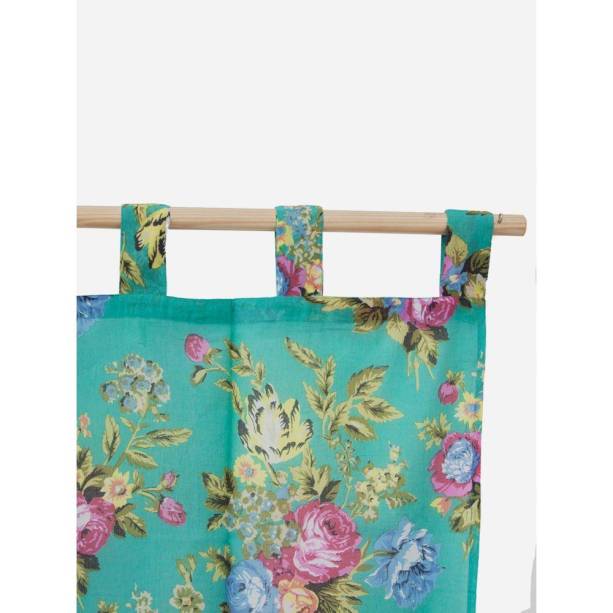 A cortina florida <a href="https://www.gotoshop.com.br/decoracao/Cortinas/Cortina-Florida-Gardenia-Verde-8994633.html?utm_source=sites&utm_medium=matéria_CC&utm_campaign=produtos&utm_content=201708">Gardenia</a> verde custa R$ 125.