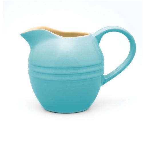 A jarra <a href="https://www.gotoshop.com.br/UtilidadesDomesticas/GarrafasTermicasJarras/Jarras/Jarra-para-leite-de-ceramica-Le-Creuset-azul-caribe-350-ml---17517-10427584.html?utm_source=sites&utm_medium=matéria_CC&utm_campaign=produtos&utm_content=201710">Le Creuset</a> (5 x 9 cm) custa 99 reais.