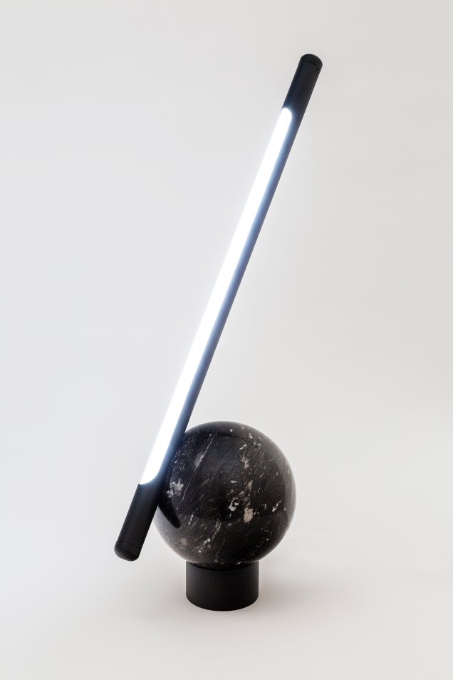 A luminária Bubble preta, Tiago Curioni, é exclusividade da Galeria Nicoli.