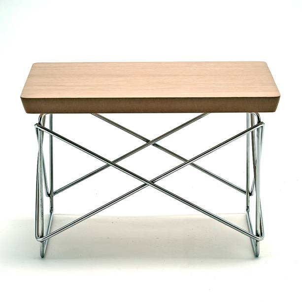 A Mesa de Apoio Wire Base Charles e Ray Eames Carvalho Americano custa R$405 na Loja CASA CLAUDIA.