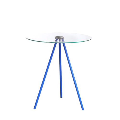 A mesa lateral <a href="https://www.gotoshop.com.br/Moveis/SaladeEstar/MesasLaterias/Mesa-Lateral-Gabriela-Azul-9824012.html?utm_source=sites&utm_medium=matéria_CC&utm_campaign=produtos&utm_content=201709">Gabriela</a> azul custa R$ 199,99.