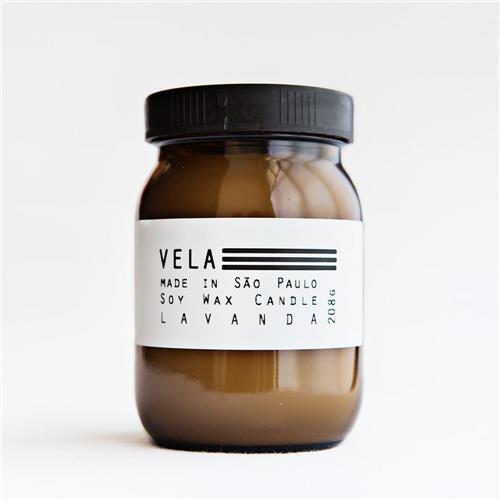 A vela de soja <a href="https://www.gotoshop.com.br/decoracao/velas/vela-de-soja-lavanda-11869906.html?utm_source=sites&utm_medium=matéria_CC&utm_campaign=produtos&utm_content=201711">Soy Wax Candle</a>, com aroma de lavanda, custa R$ 68.