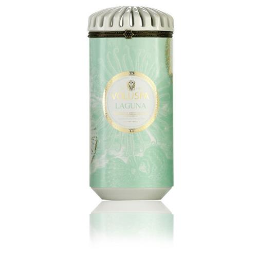 A vela Voluspa Cerâmica <a href="https://www.gotoshop.com.br/decoracao/velas/Vela-Voluspa-Ceramica---Colecao-Maison-Blanc---Laguna-6582310.html?utm_source=sites&utm_medium=matéria_CC&utm_campaign=produtos&utm_content=201711">Laguna</a> azul custa R$ 221.