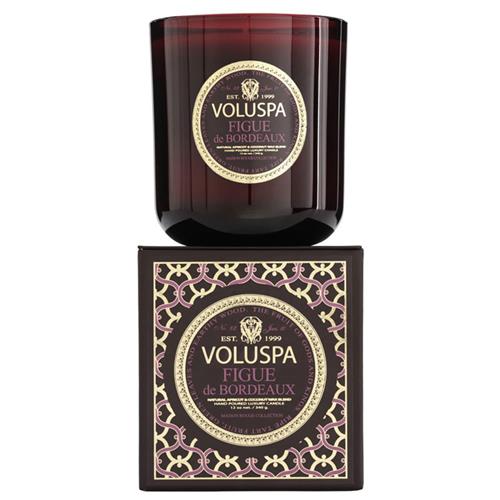 A vela Voluspa <a href="https://www.gotoshop.com.br/decoracao/velas/Vela-Voluspa-Copo-100H---Colecao-Maison-Rouge---Figue-De-Bordeaux-6583342.html?utm_source=sites&utm_medium=matéria_CC&utm_campaign=produtos&utm_content=201711">Figue De Bordeaux</a>, da coleção Maison Rouge, custa R$ 215.