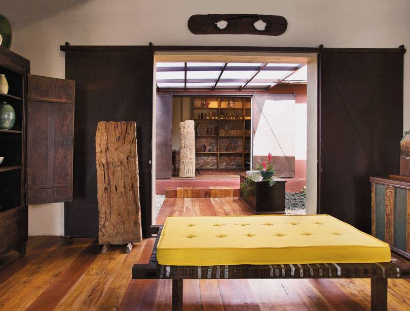 Arte e mobiliário dos séculos 18 e 19, como o catre nordestino com futon amarelo, no antiquário M'Boitatá.