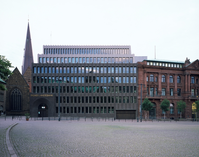 Bremer Landesbank Headquarters, por Caruso St John Architects em Bremen, Alemanha.