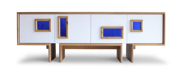 Feito de madeira maciça Freijó, portas e interno em laca e vitrais na cor azul, o Buffet Vitral, da Elon Móveis de Design, custa R$ 12.865,00. À venda na <a href="https://www.casaeforma.com.br/">Casa & Forma</a> (Rio de Janeiro, Petrópolis) Feito de madeira maciça Freijó, portas e interno em laca e vitrais na cor azul, o Buffet Vitral, da Elon Móveis de Design, custa R$ 12.865,00. À venda na <a href="https://www.casaeforma.com.br/">Casa & Forma</a> (Rio de Janeiro, Petrópolis)