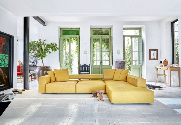 O sofá B & B Italia é o ponto de luz deste living com paredes brancas.