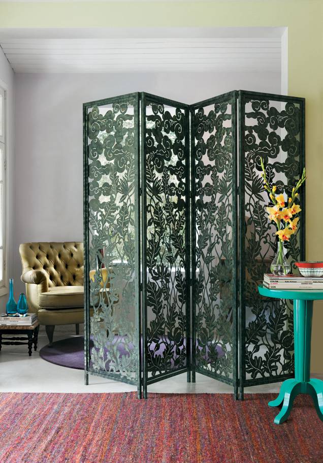 Área de leitura com biombo de ferro rendado verde-militar da L'Oeil, projeto da designer de interiores Neza Cesar. Área de leitura com biombo de ferro rendado verde-militar da L'Oeil, projeto da designer de interiores Neza Cesar.