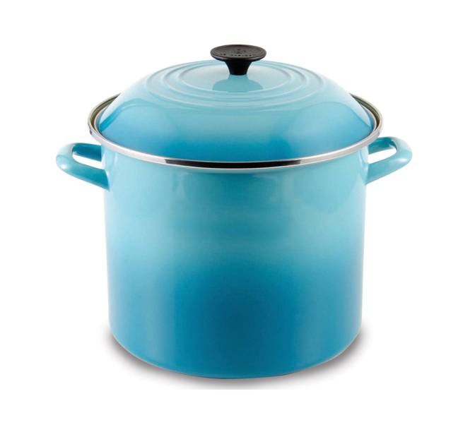 Caldeirão esmaltado (22 cm de diâmetro) da Le Creuset. <a href="https://www.gotoshop.com.br/UtilidadesDomesticas/Panelas/CacarolaseCaldeiroes/Caldeirao-esmaltado-Stock-Pot-Le-Creuset-azul-caribe-22-cm---16348-7130703.html?utm_source=sites&utm_medium=gc_casacom&utm_campaign=gc_materia&utm_content=201703">Por 400 reais</a>