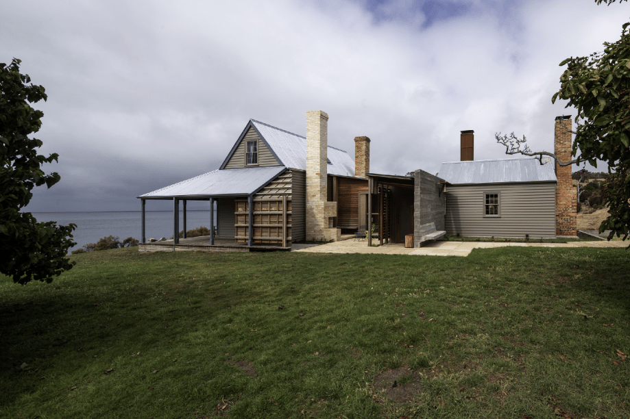 Captain Kelly's Cottage, por John Wardle Architects em Bruny Island, Tasmânia.