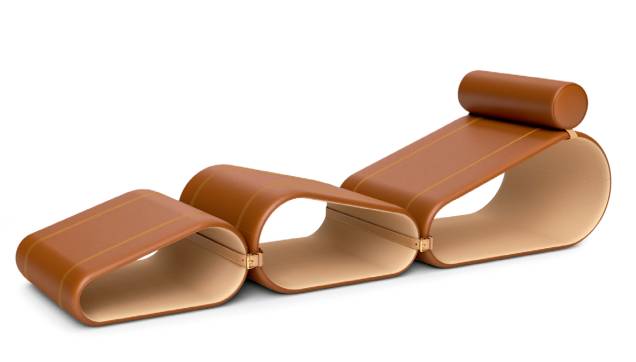 A Lounge Chair, de Marcel Wanders, é desmontável e ligada por cintos de couro. A Lounge Chair, de Marcel Wanders, é desmontável e ligada por cintos de couro.
