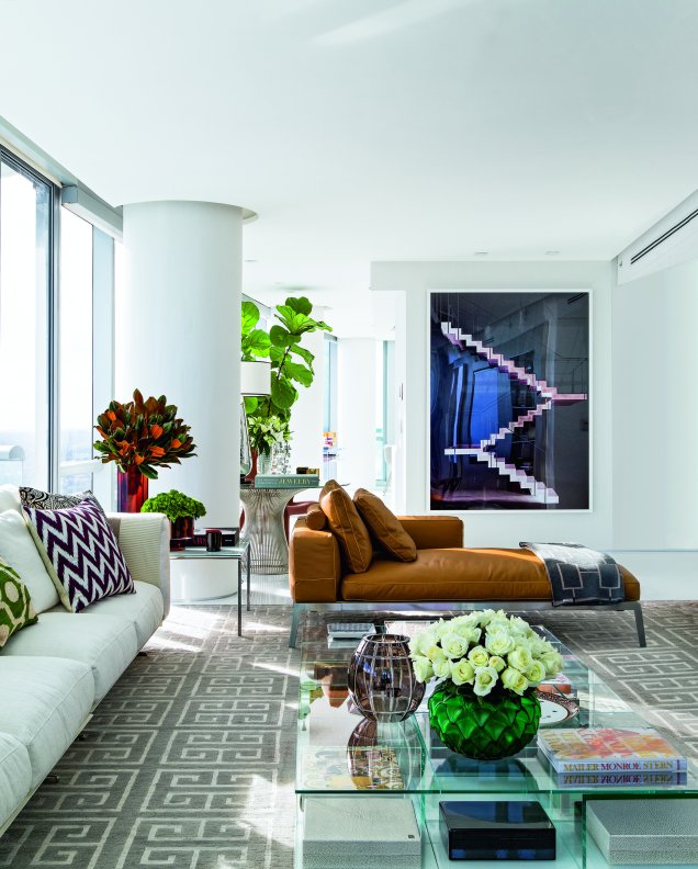 Tapete de seda da Square Foot, sofá e chaise-longue, fotografia de Jorge Miño na parede em apartamento projetado por Roberto MIgotto, capa da revista CASA CLAUDIA Luxo de junho de 2014.