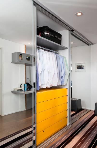 Este closet, projeto de Paula Gambier, usou o gaveteiro vibrante para trazer cor ao ambiente.