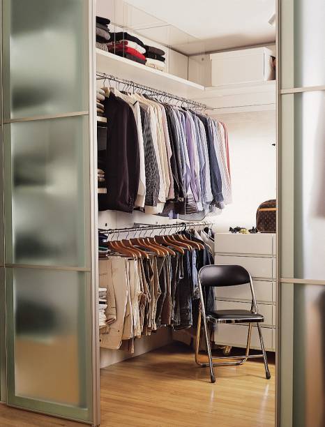 Este closet, no apartamento do arquiteto Ricardo Minelli, separou as camisas em um nível e, as calças, em outro.