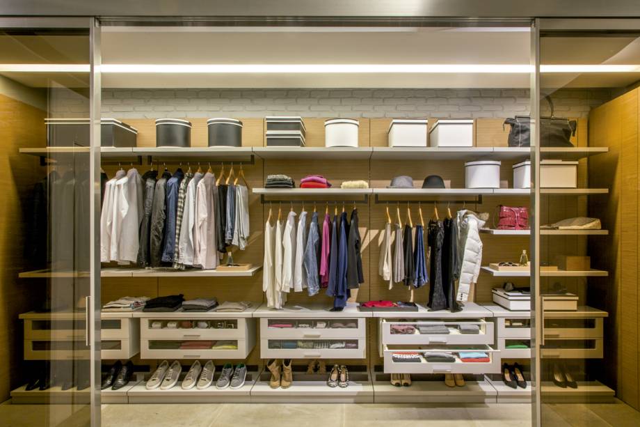 Obra da personal organizer Fernanda Sarruf, este closet ocupa toda uma parede e deixou o espaço de baixo para abrigar os sapatos.