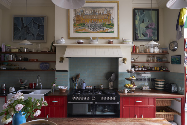 Esta cozinha recebeu tinta branca e azulejos azuis, que contrastam com o vermelho da bancada e deixam o ambiente alegre