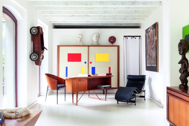 Escritório com escrivaninha de peter Lovig Nielsen, cadeira de Philippe Starck para a Driade e chaise de Le Corbusier em antiga fabrica transformada em residência pela sua moradora, a arquiteta e colecionadora Marie-Anne Chapel.