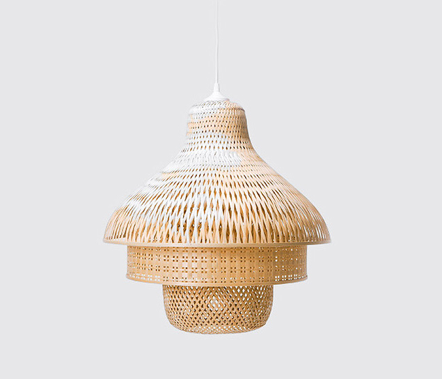 O pendente Bamboo (50 x 50 cm), invenção do estúdio Daphna Laurens, empresta o nome do material de que é feito. Preço: 295 euros na Design de Collection.