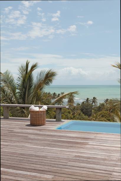 Deque de cumaru com piscina com hidromassagem na casa assinada pela arquiteta Beatriz Regis Bittencourt, em Trancoso.