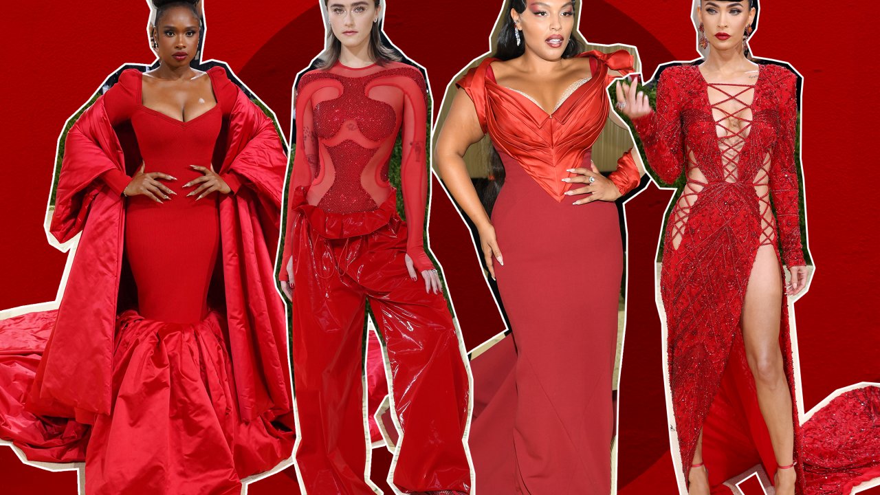 Quatro mulheres vestidas com peças vermelhas no evento.