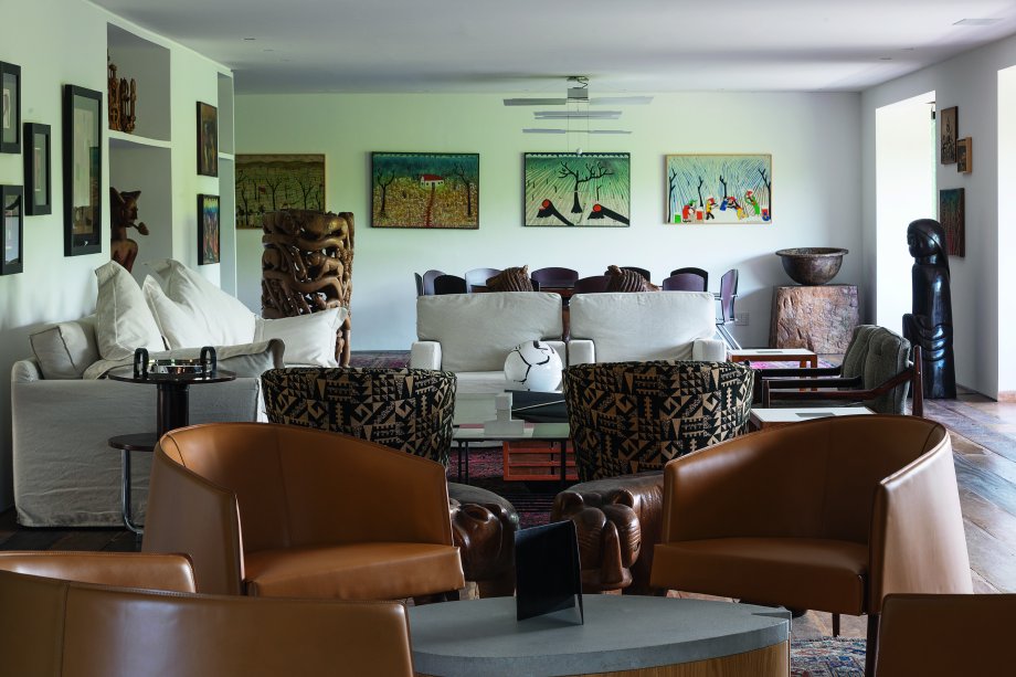 Sala no apartamento da galerista e colecionadora Vilma Eid, em projeto do arquiteto Pablo Alvarenga.