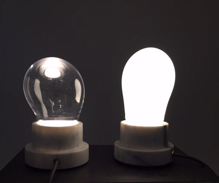 Em vidro e mármore, a luminária The Mini Bubble é de Alex de Witte.