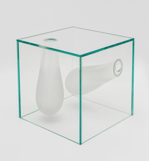 Em vidro incolor, o Vaso (2017) é de Rodrigo Ohtake para Galeria Nicoli (25 x 25 x 25 cm).