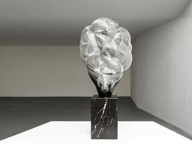 Em vidro marrom e mármore preto, a S.M.O.K.E. é de Mathieu Lehanneur.
