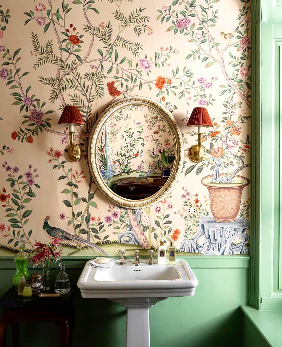 lavabo com papel de parede de estampa floral