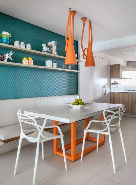 Cozinha com pendentes Uto, da Foscarini, papel de parede Celina e cadeiras da Kartelll, em apartamento de 300 m2 de Roberto Takashi Ohara e Helen Shiba Ohara, com projeto do arquiteto Ricardo Miura e da designer Carla Yasuda.