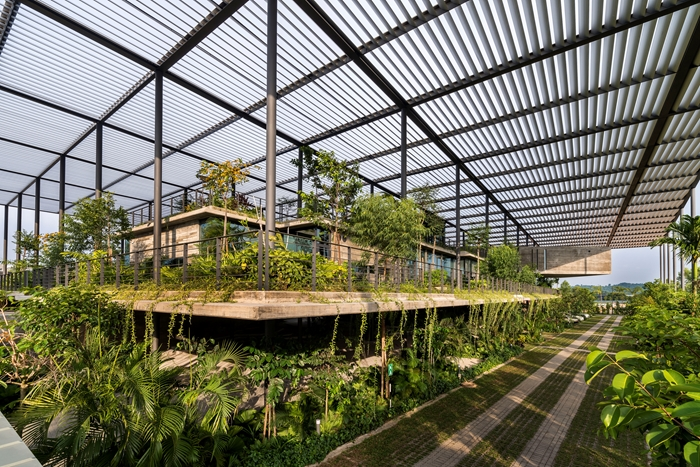Factory In The Forest, por Design Unit Sdn Bhd com Chin Kuen Cheng Architect em Forest