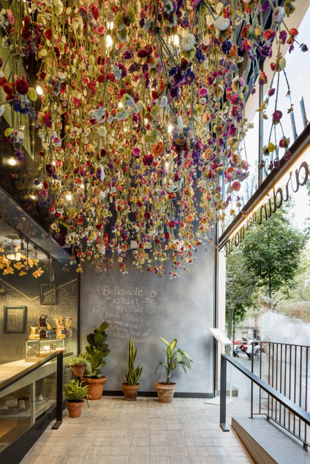 O restaurante de Lionel Messi, em Barcelona, recebe ser clientes com um corredor de flores penduradas no teto.