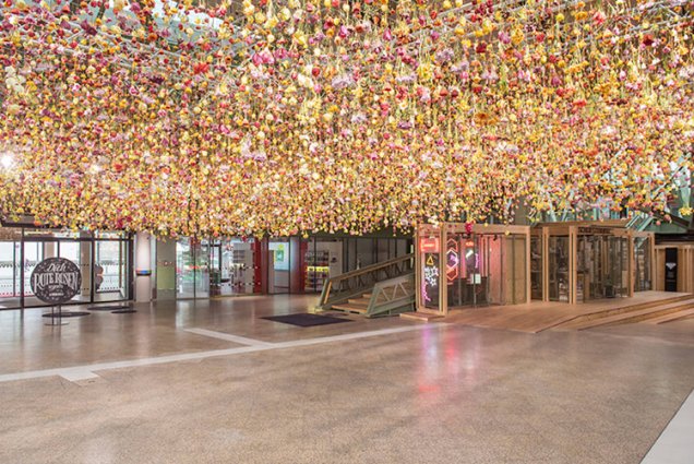 A artista Rebecca Louise Law instalou em um shopping em Berlim, na Alemanha, esse maravilhoso jardim suspenso. Mais de 30.000 flores desabrochando foram penduradas para celebrar a chegada da primavera.